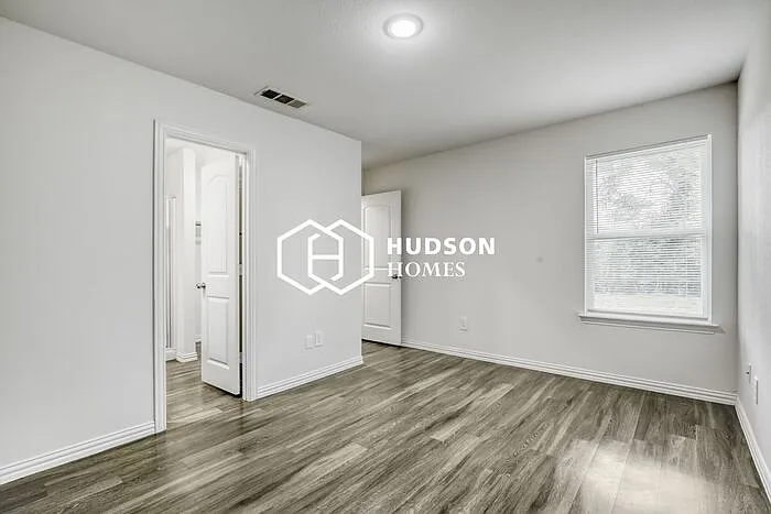 2829 Oakdale St — Photo 9