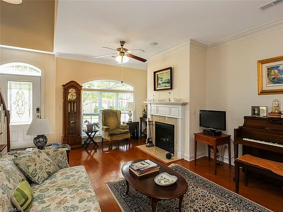 3rd image of 111 Chestnut Bend Dr
