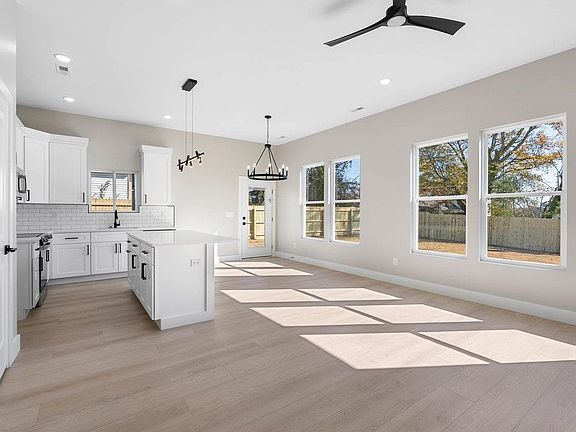 4th image of 367 College St