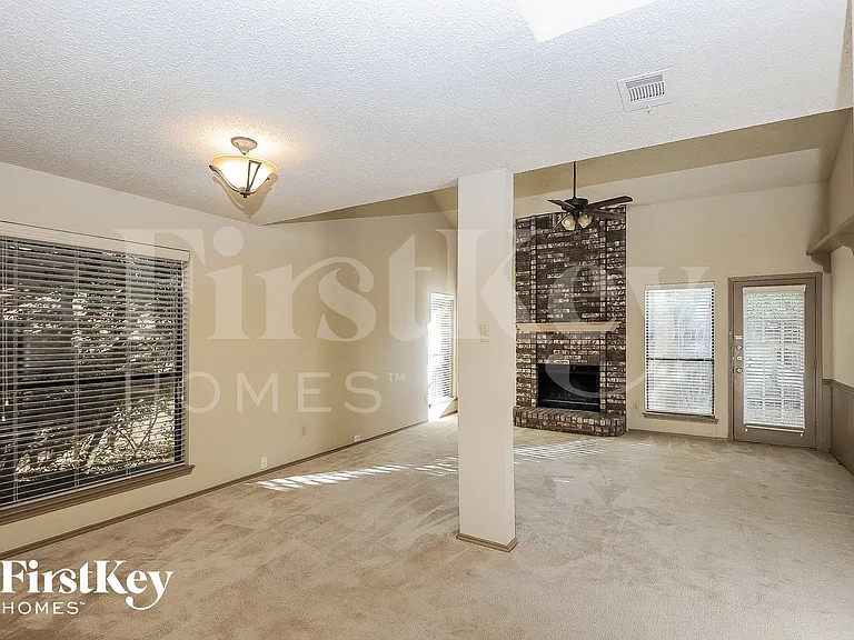 1396 Chinaberry Dr — Photo 4