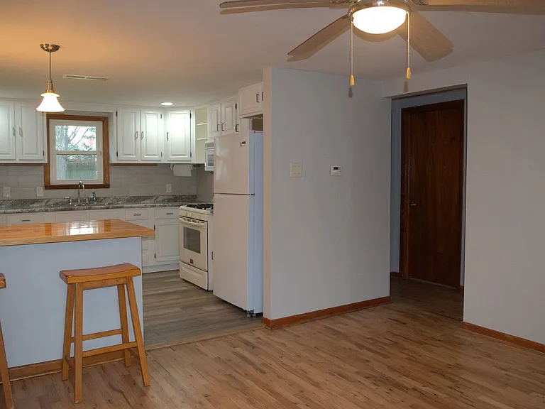 416 Victoria Dr — Photo 3