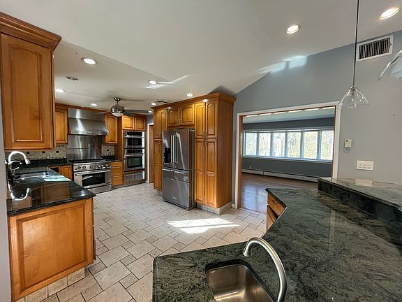 4th image of 13 Hoffman Dr