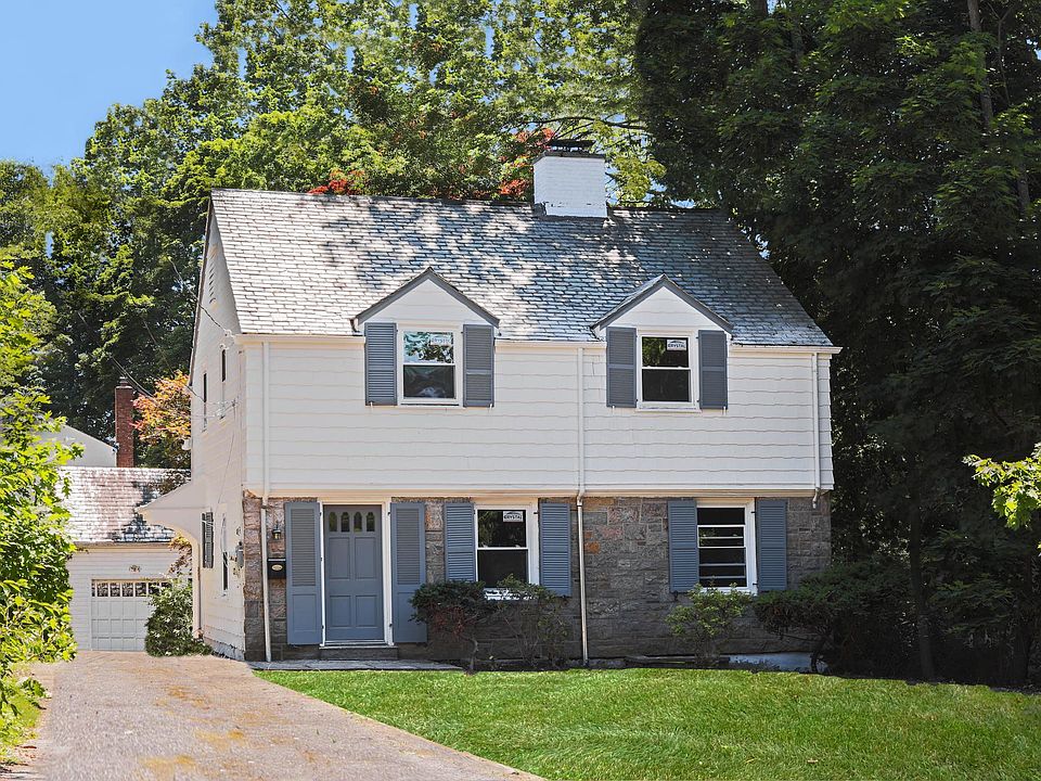 Welcome to 152 Boulevard in Scarsdale's Fox Meadow neighborhood and located within very close proximity to the Scarsdale train station, village shops, town amenities, and just 30 minutes from New York City!