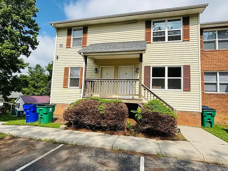 2 Bedroom, 1 Bath Apartment — Photo 9