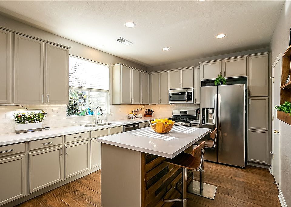 1st image of 969 Silverton Cir