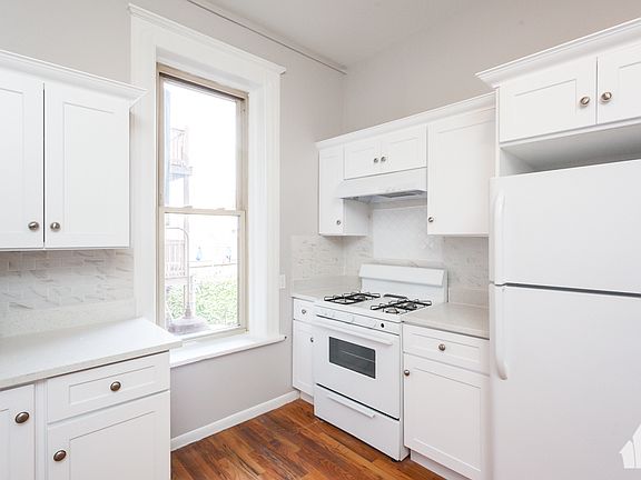 4th image of 900 W Newport Ave APT 2