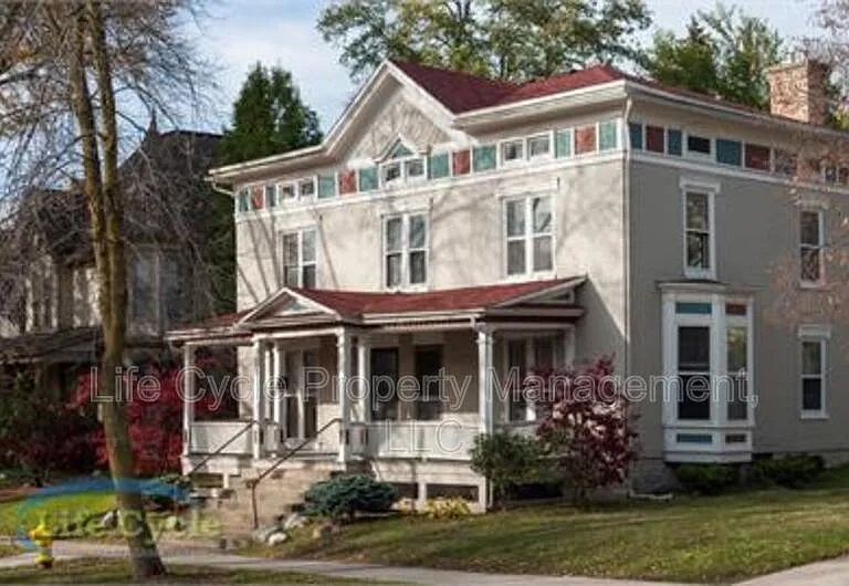 335 Washington St SE — Photo 2