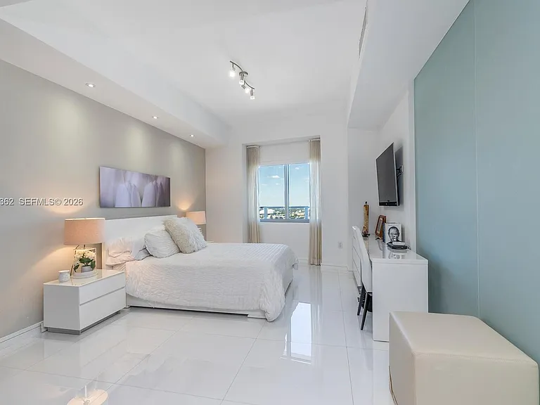 1100 Biscayne Blvd #4103 — Photo 16