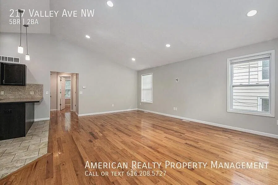 5 bed, 2340 sqft, $3,300 — Photo 2