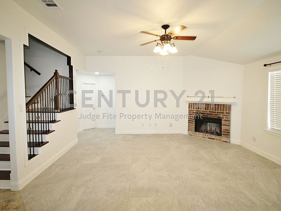 5th image of 928 Oakcrest Dr