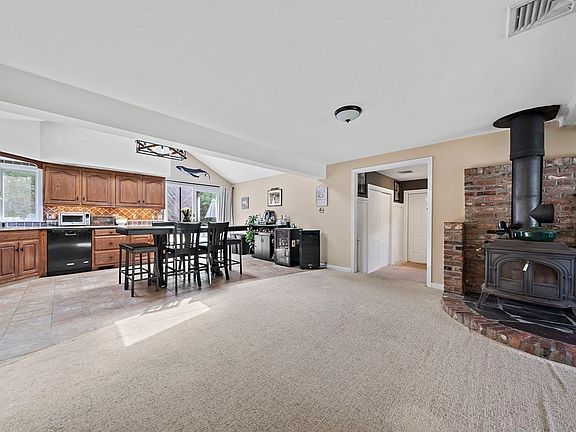 4th image of 154 Jaffrey St