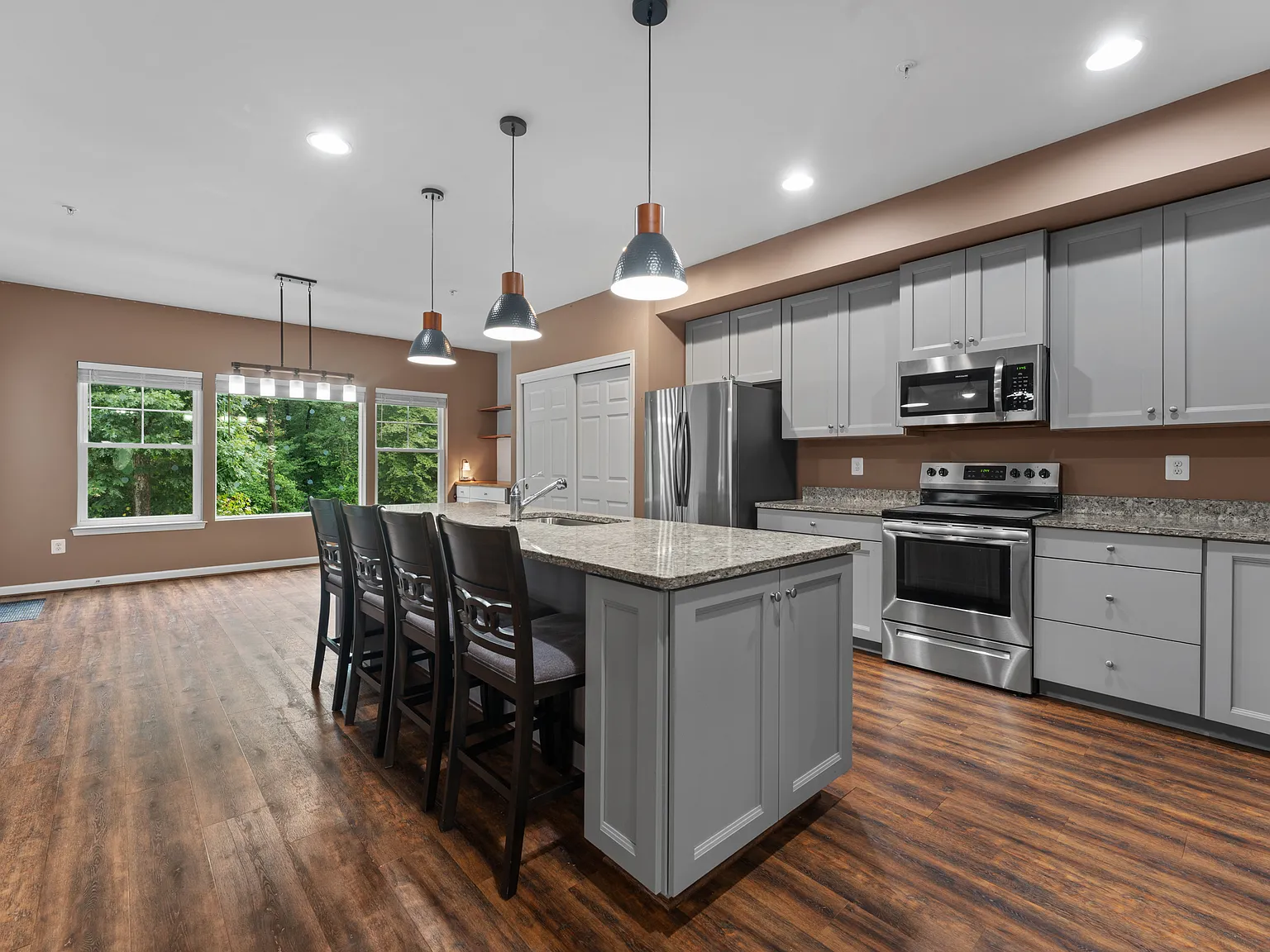 5 bed, 3400 sqft, $5,100 — Photo 2