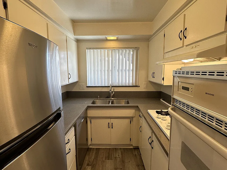 245 W Stocker St