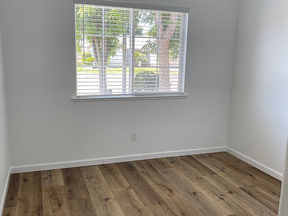 5th image of 1056 Yellowstone Dr