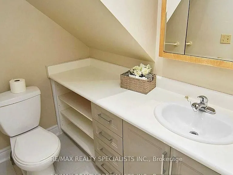 1395 Lorne Park Rd — Photo 7