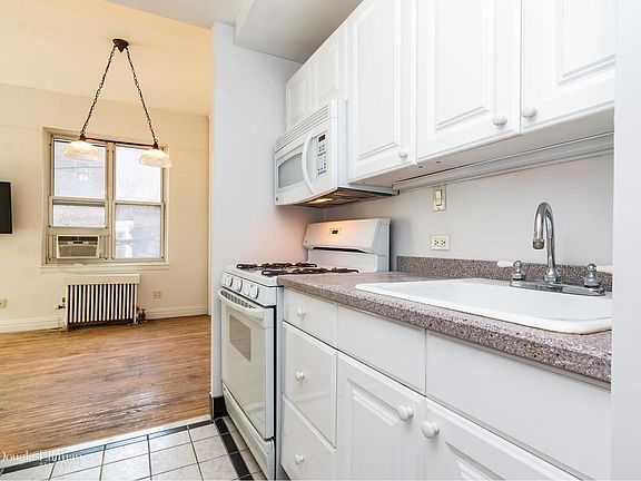 4th image of 22 Irving Pl APT 3A