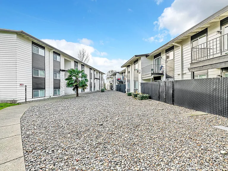 Cape Lee Apartments 2 & 3 Bedroom 1 Bathroom units — Photo 40