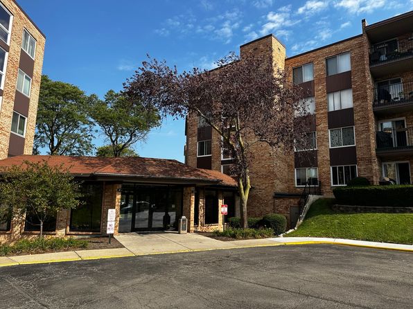 500 W Huntington Commons Rd APT 152, Mount Prospect, IL 60056