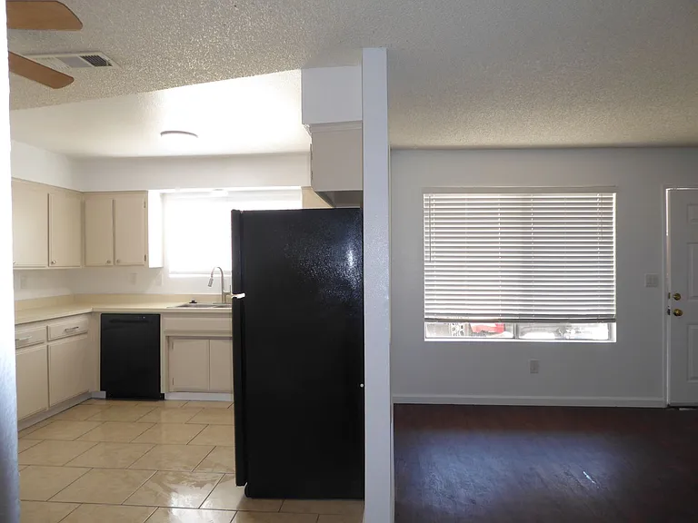 824 Capehart Ct — Photo 4