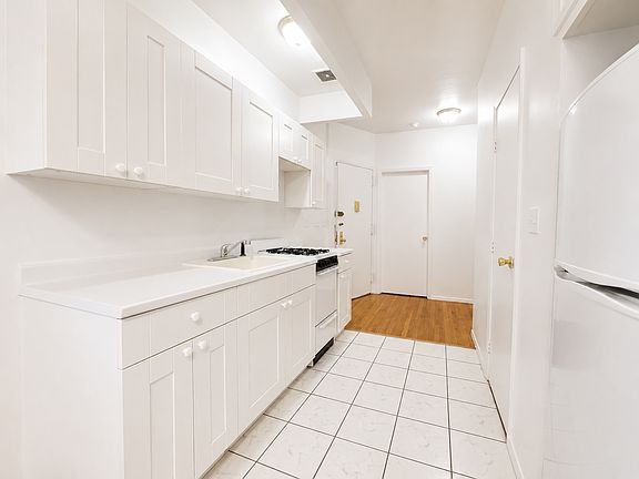 4th image of 349 W 45th St APT 2RW