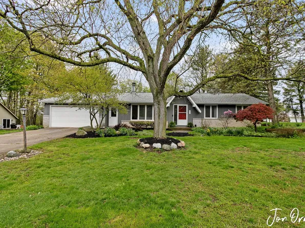 697 Morningside Dr, Holland, MI 49423
