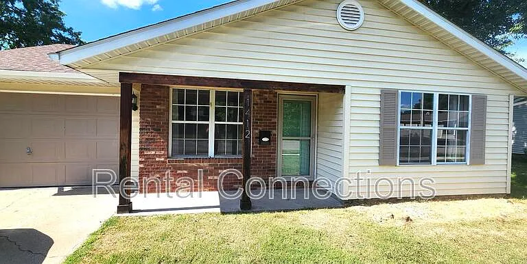 1412 W Walnut St — Photo 1