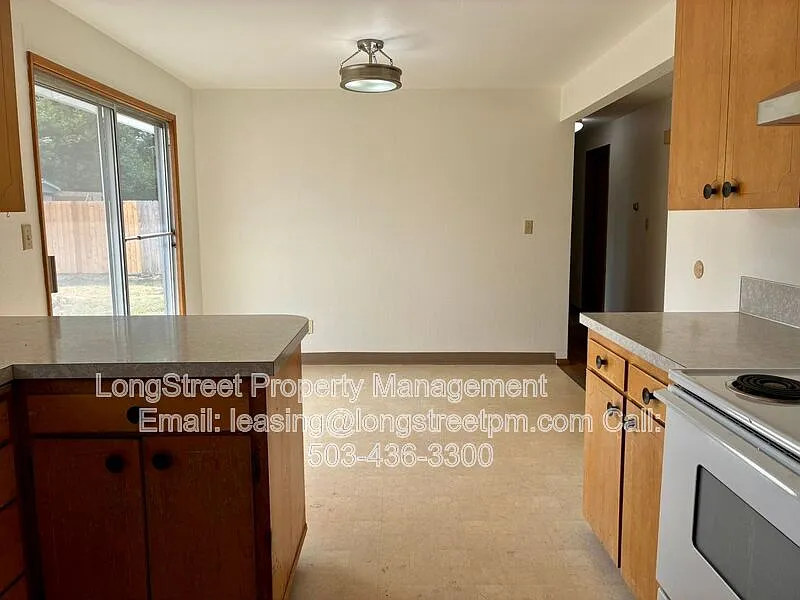 3 bed, 1.0 bath, 960 sqft, $2,395 — Photo 4