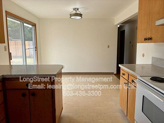 4th image of 310 NE Cambridge Cir