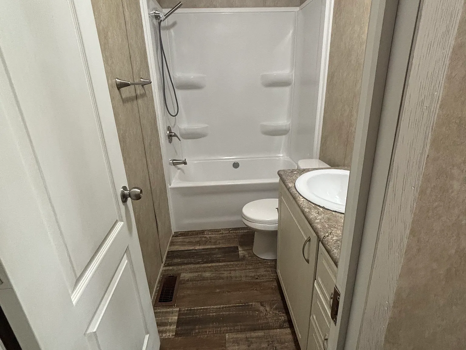 3 bed, 924 sqft, $1,529 — Photo 4