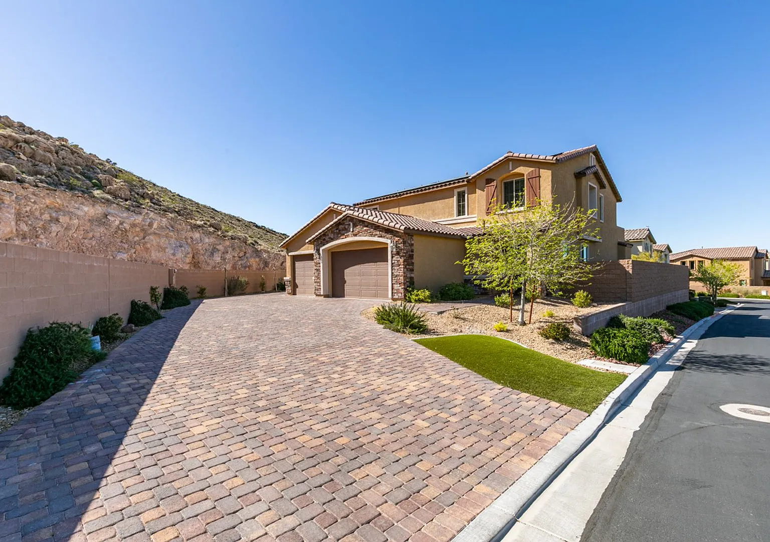 Beautiful Next-Gen Home With Private Entry Suite & Spacious Backyard * Move In Special* — Photo 4
