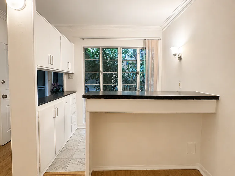Hayworth Courtyard Apartments West Hollywood Living — Photo 8