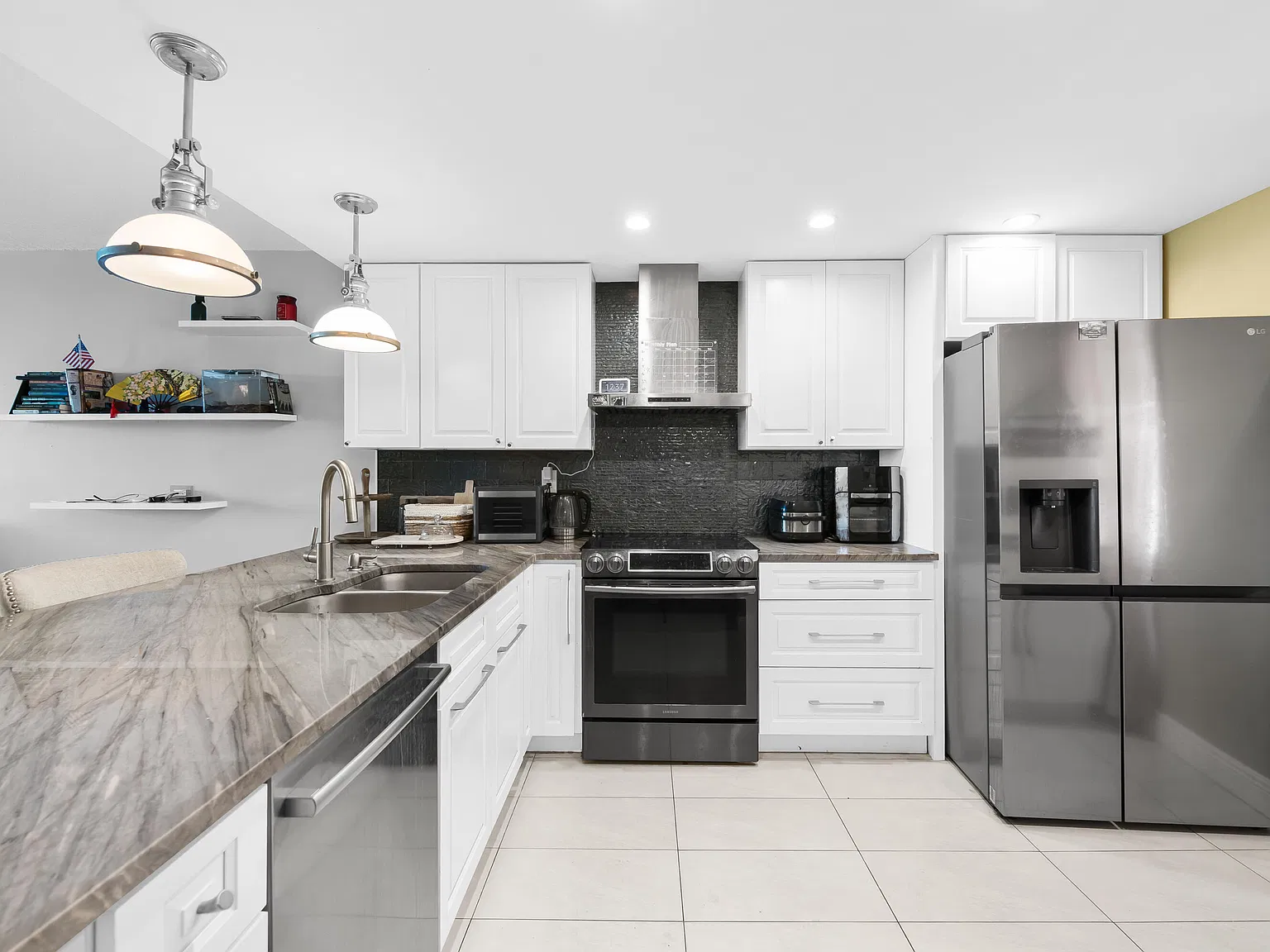2 bed, 2.0 bath, 1100 sqft, $2,300 — Photo 1