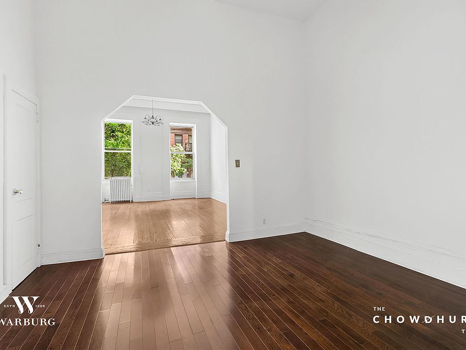 1st image of 208 E 10th St APT 1