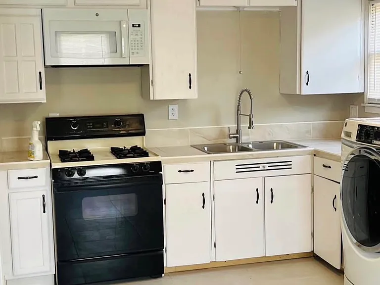 905 E Crestwood Dr #B — Photo 6