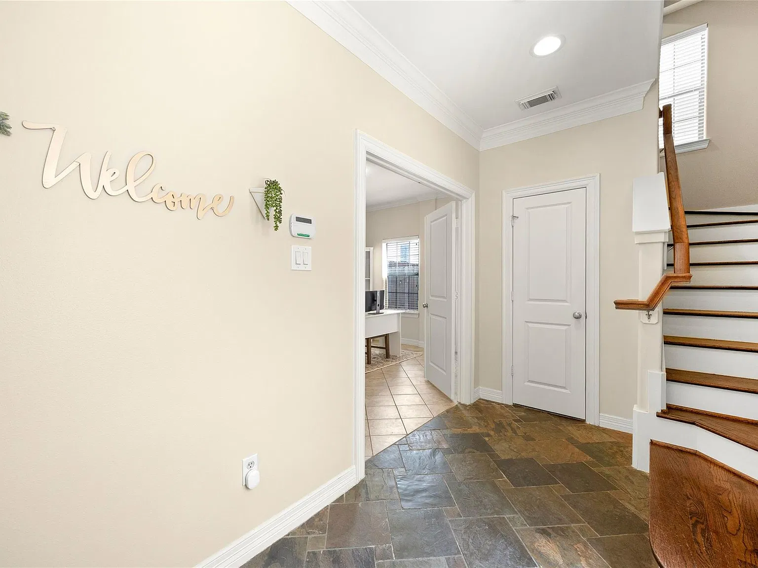 3 bed, 3.5 bath, 2180 sqft, $3,300 — Photo 2