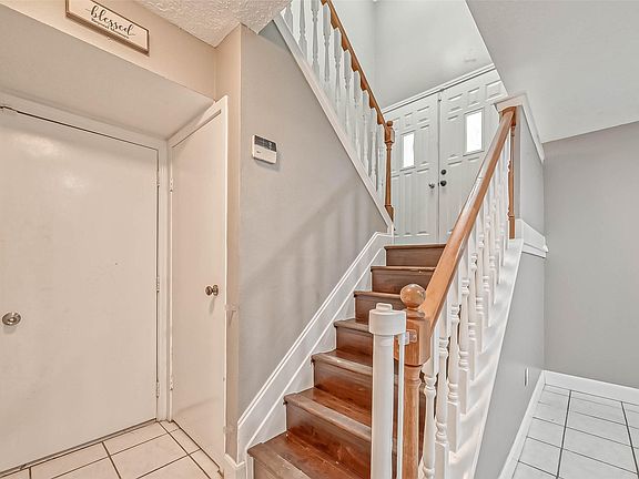 5th image of 202 Pecan Valley Ct