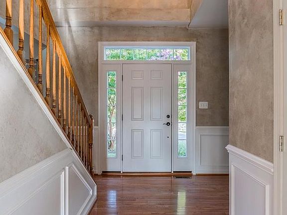 Welcoming 2 story foyerGeneral)