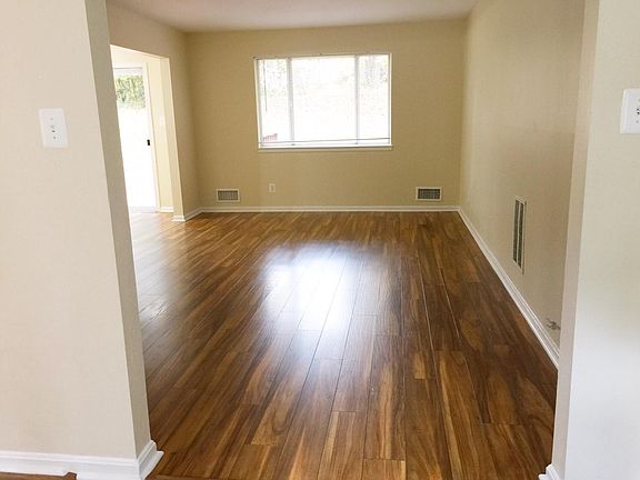 Living Rm w Access to DR