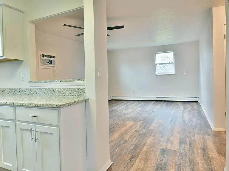 560 Gladys St — Photo 20