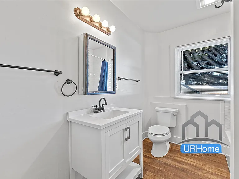 242 SE Washington St — Photo 11