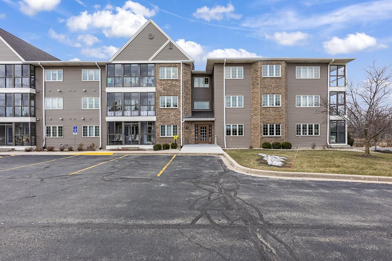 273 Oconomowoc PARKWAY, Oconomowoc, WI 53066 Zillow