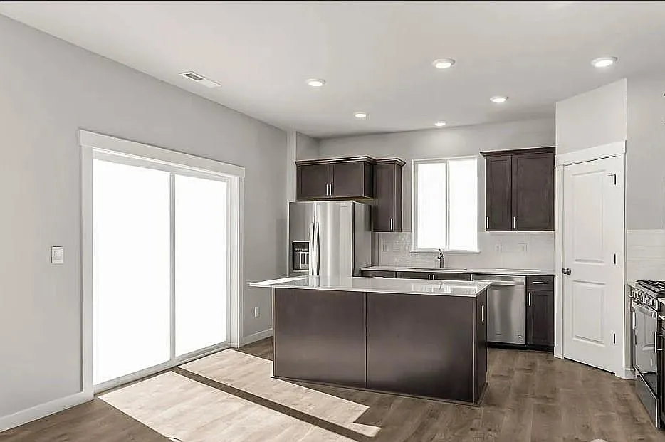 5 bed, 2580 sqft, $3,245 — Photo 4