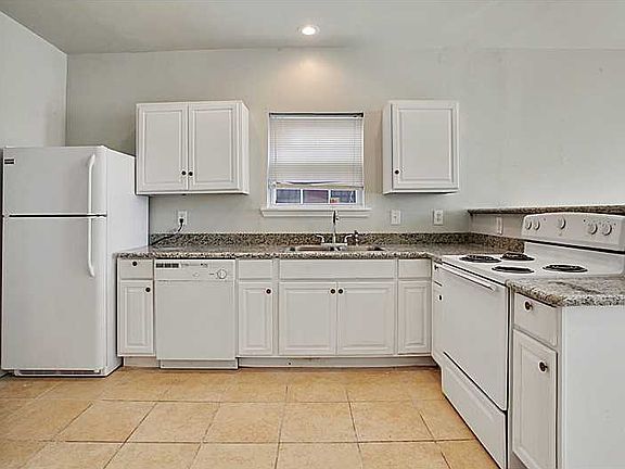 4th image of 1463 N Robertson St