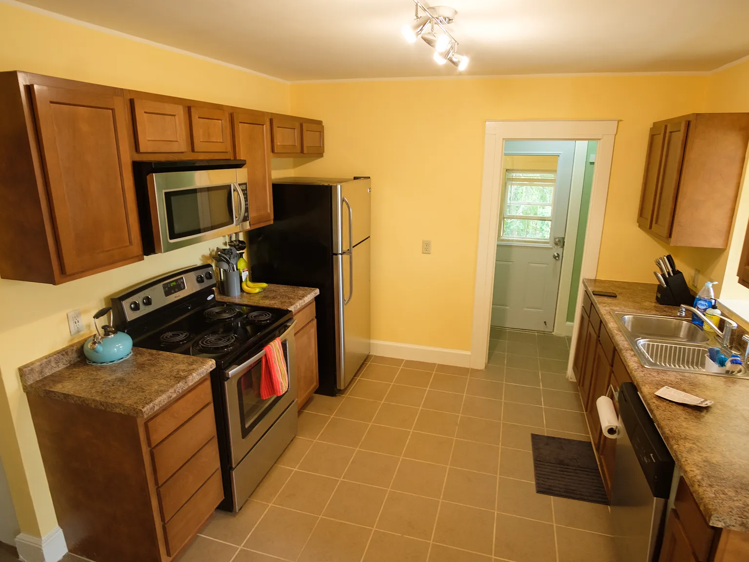 2 bed, 1000 sqft, $2,200 — Photo 2