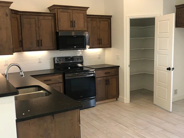 313 Oak Ave — Photo 3