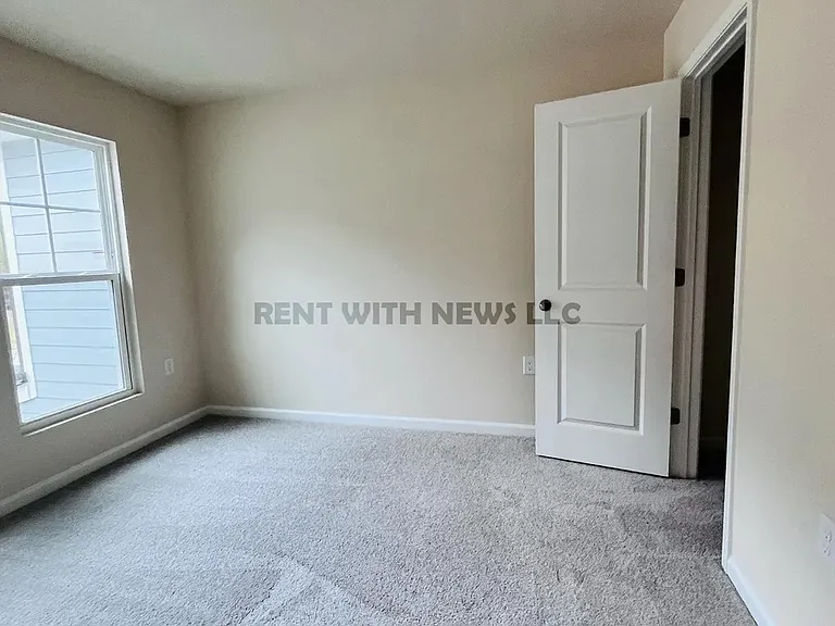 851 McKenzie Park Ter — Photo 7