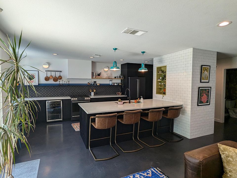 Kitchen with tons of storage, high end cabinets and drawers.