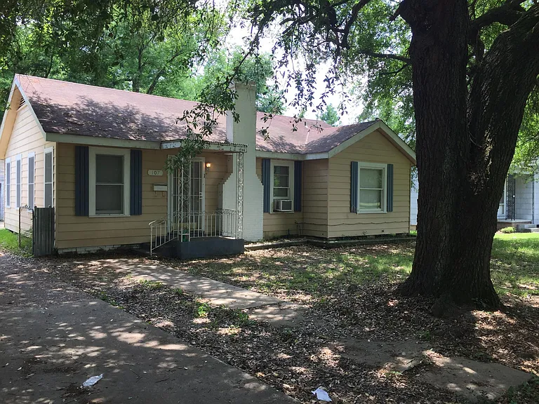 107 Browning Ave — Photo 1