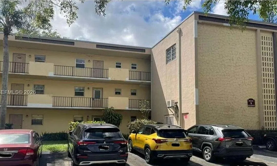 2 bed, 2.0 bath, 970 sqft, $2,200 — Photo 2