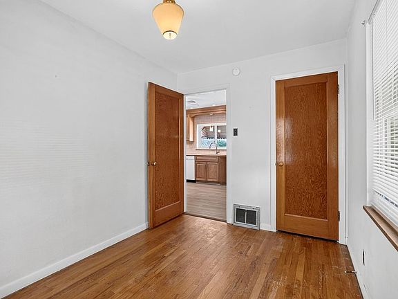 3rd image of 9826 Ravensbrook Dr